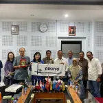 Pimpinan FISIP Unhas berfoto bersama delegasi dari Rikkyo University Jepang yang dipimpin oleh Prof. Yukiko Kuramoto (memegang spanduk Rikkyo) usai penandatanganan kerja sama akademik Double Degree dan Joint Degree Program (21/10/2025). (dok: Prodi, Administrasi 